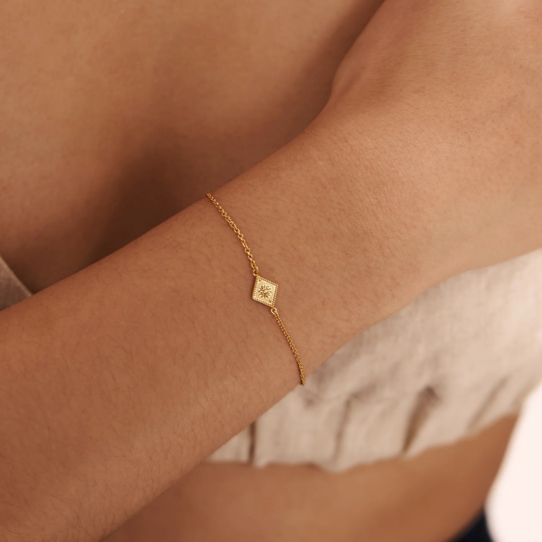 B331G - Solunar Bracelet Gold