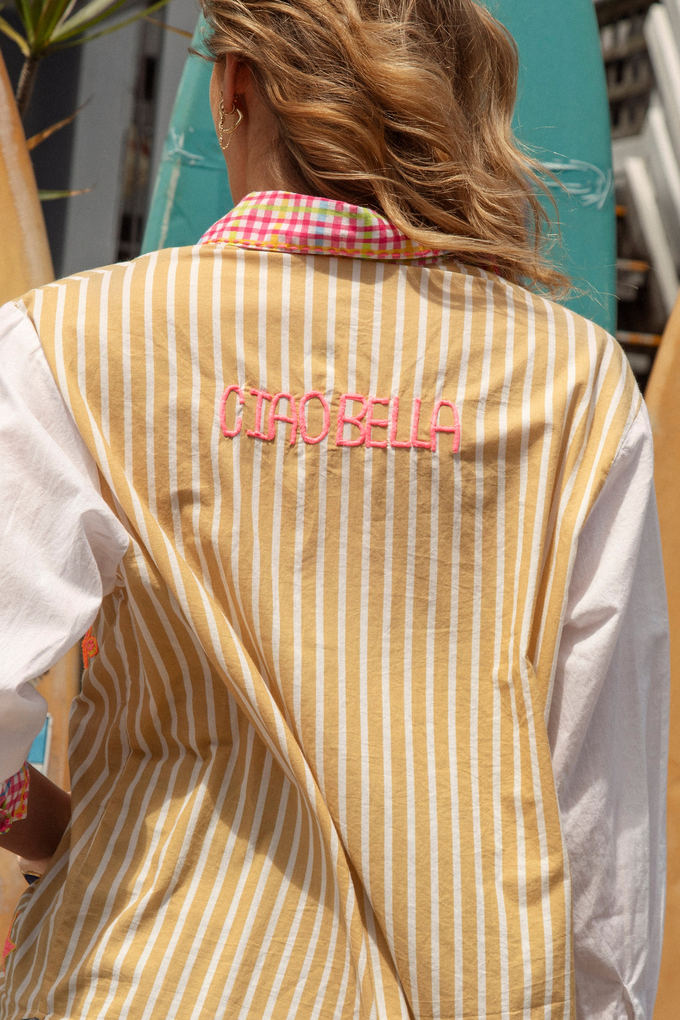 Cosmo Shirt Sandy - rear view showcasing 'ciao bella' motif on striped pattern.