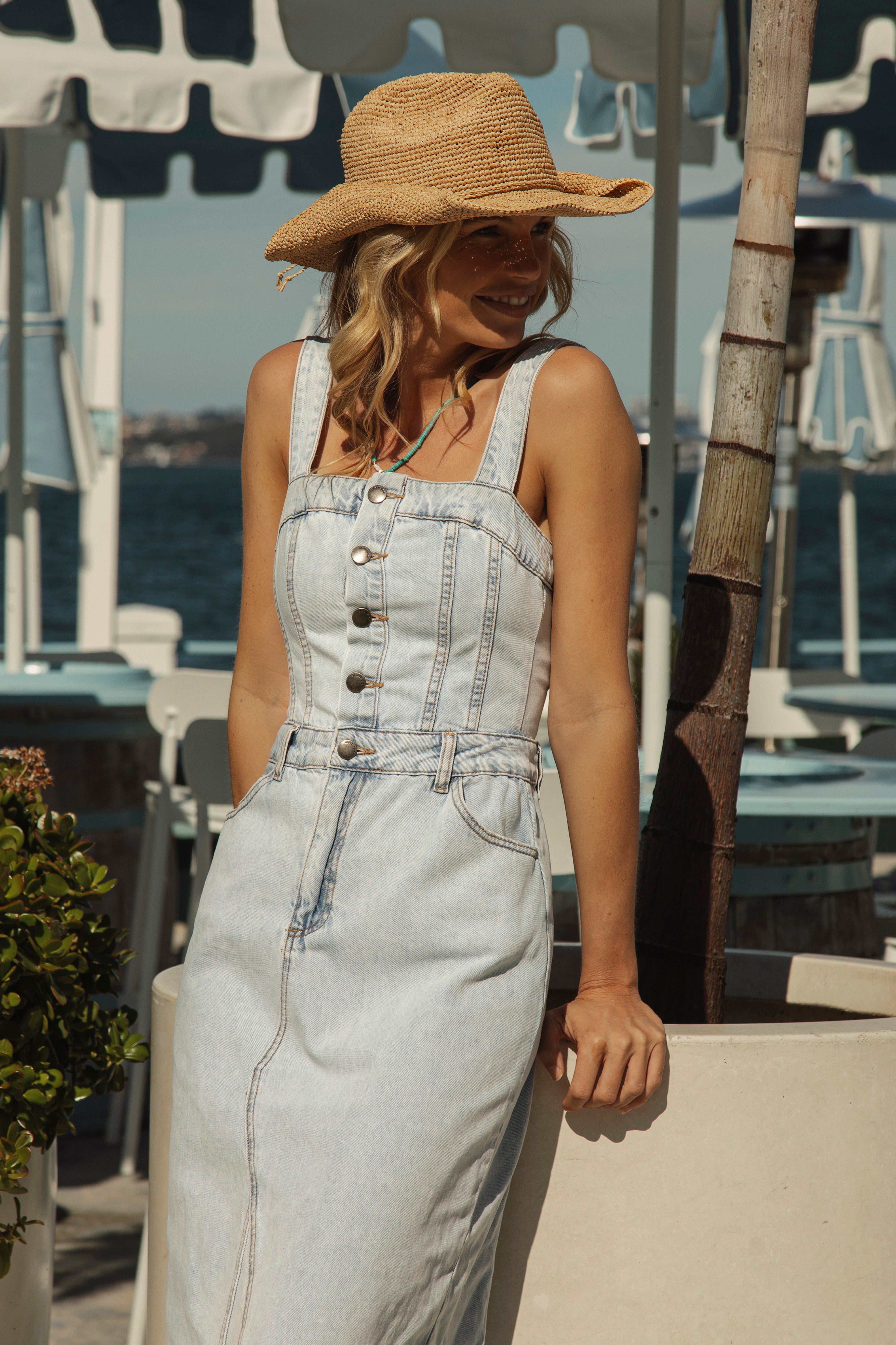 Daisy Duke Denim Midi in lightwash denim
