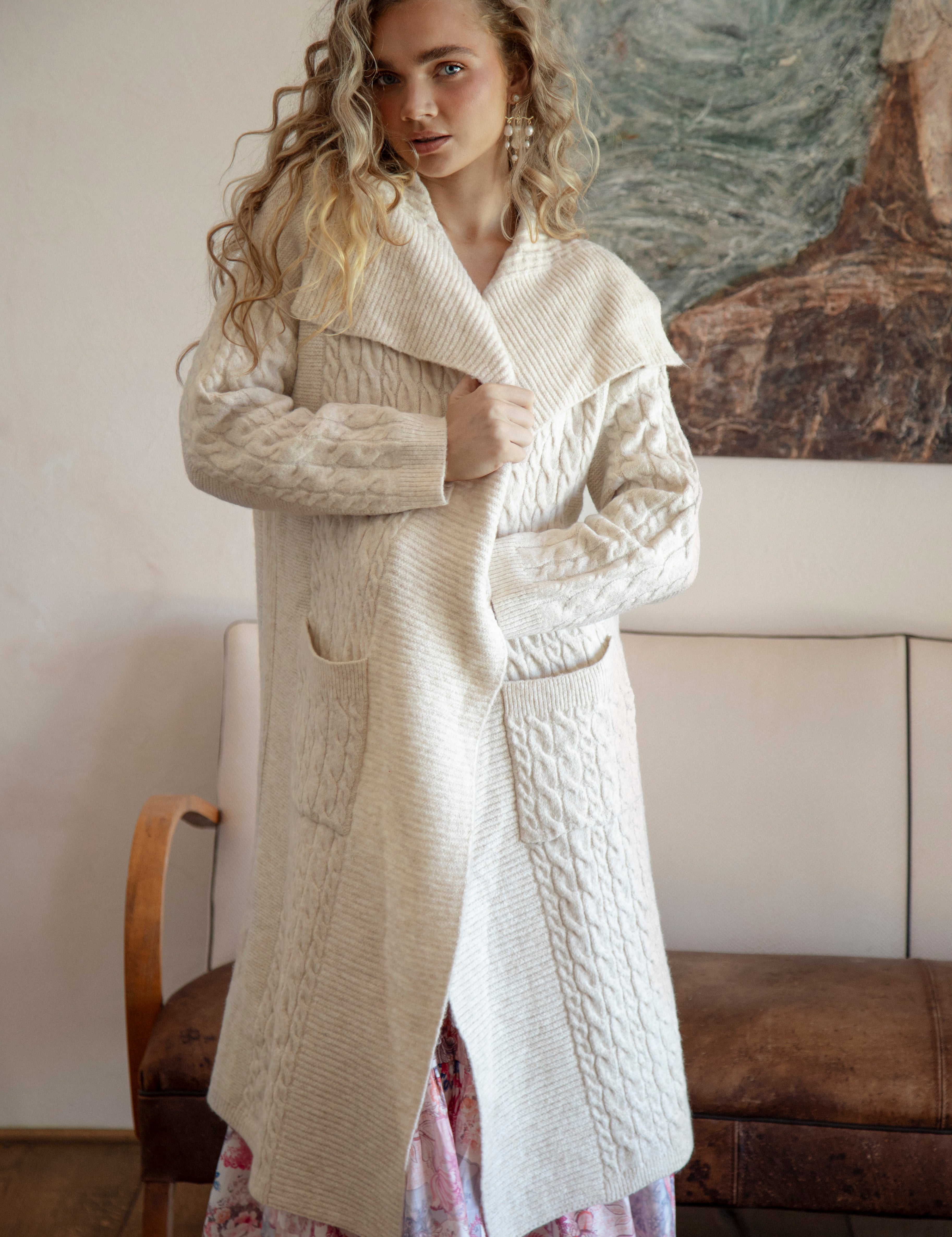 Hunter Slouch Cardi Oat - cream coloured longline cardigan with cable knit and open style