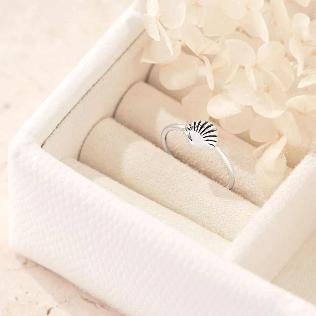 R135 - Dainty Seashell Ring