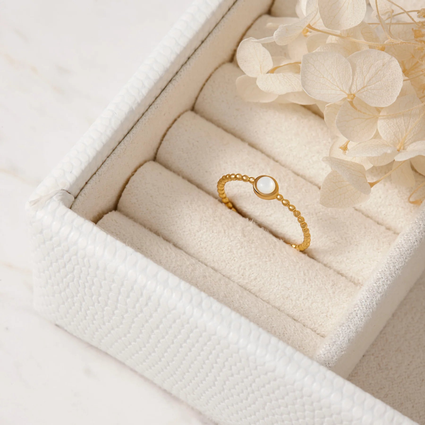 Midsummer Star Halo Shell Gold Ring