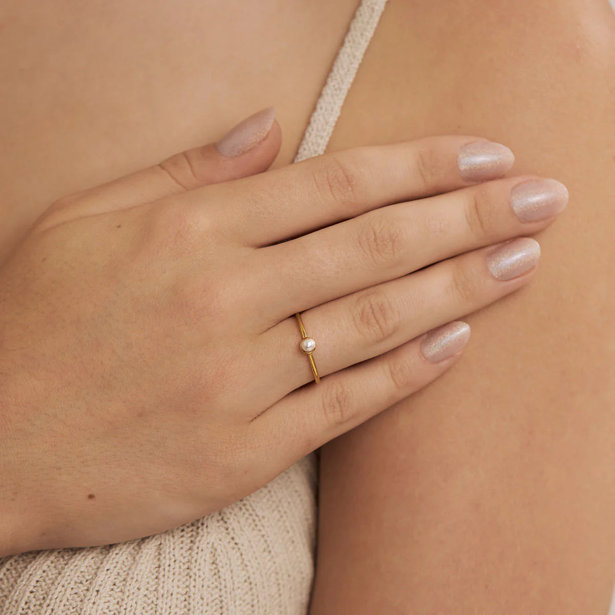 Delicate pearl Ring Gold