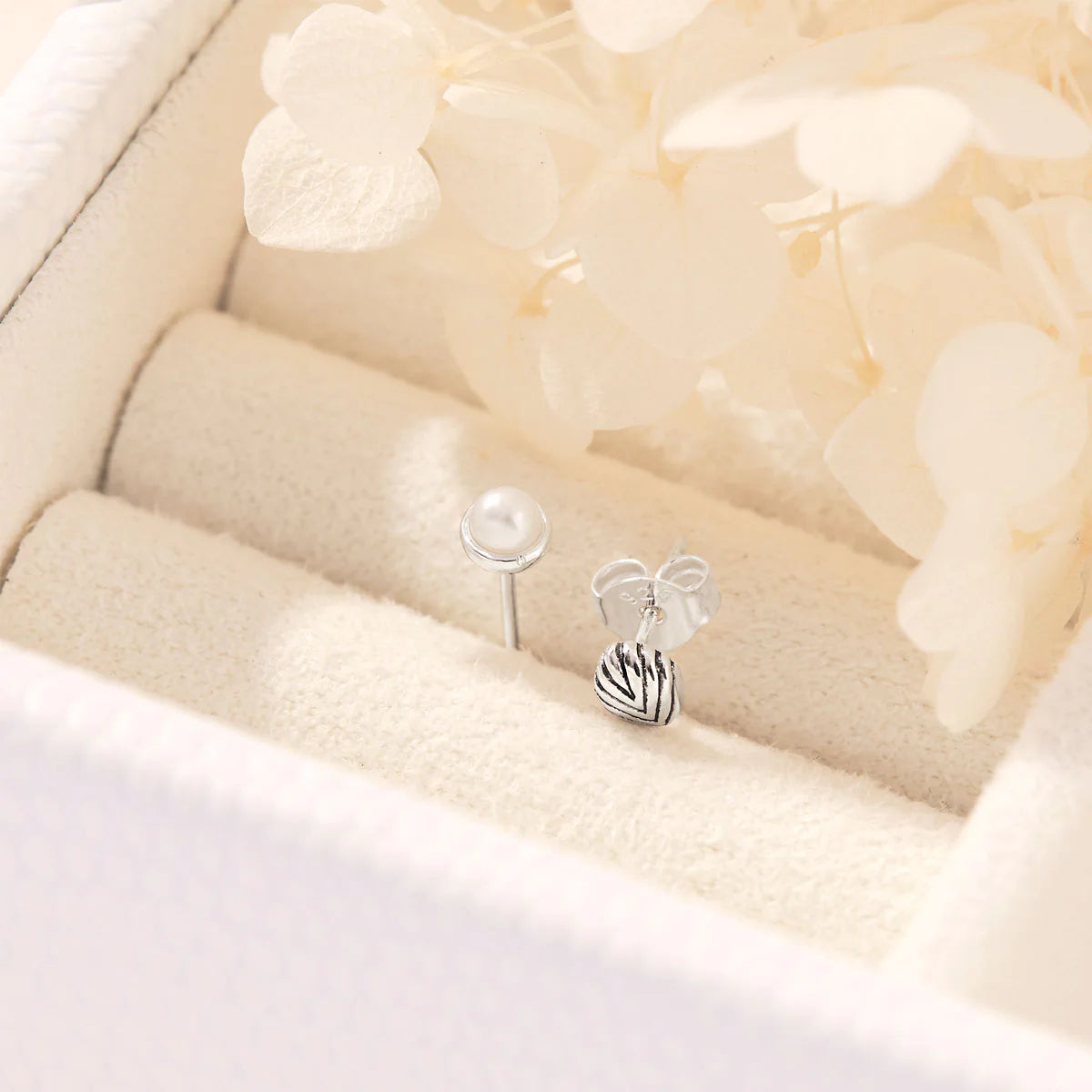 Midsummer Star Venus Pearl Studs