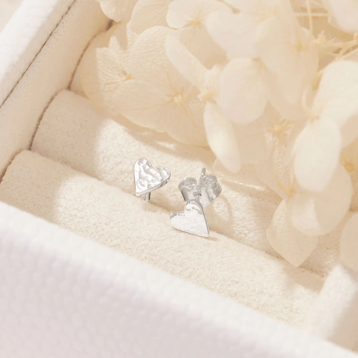 S669 - Aphrodite Heart Studs