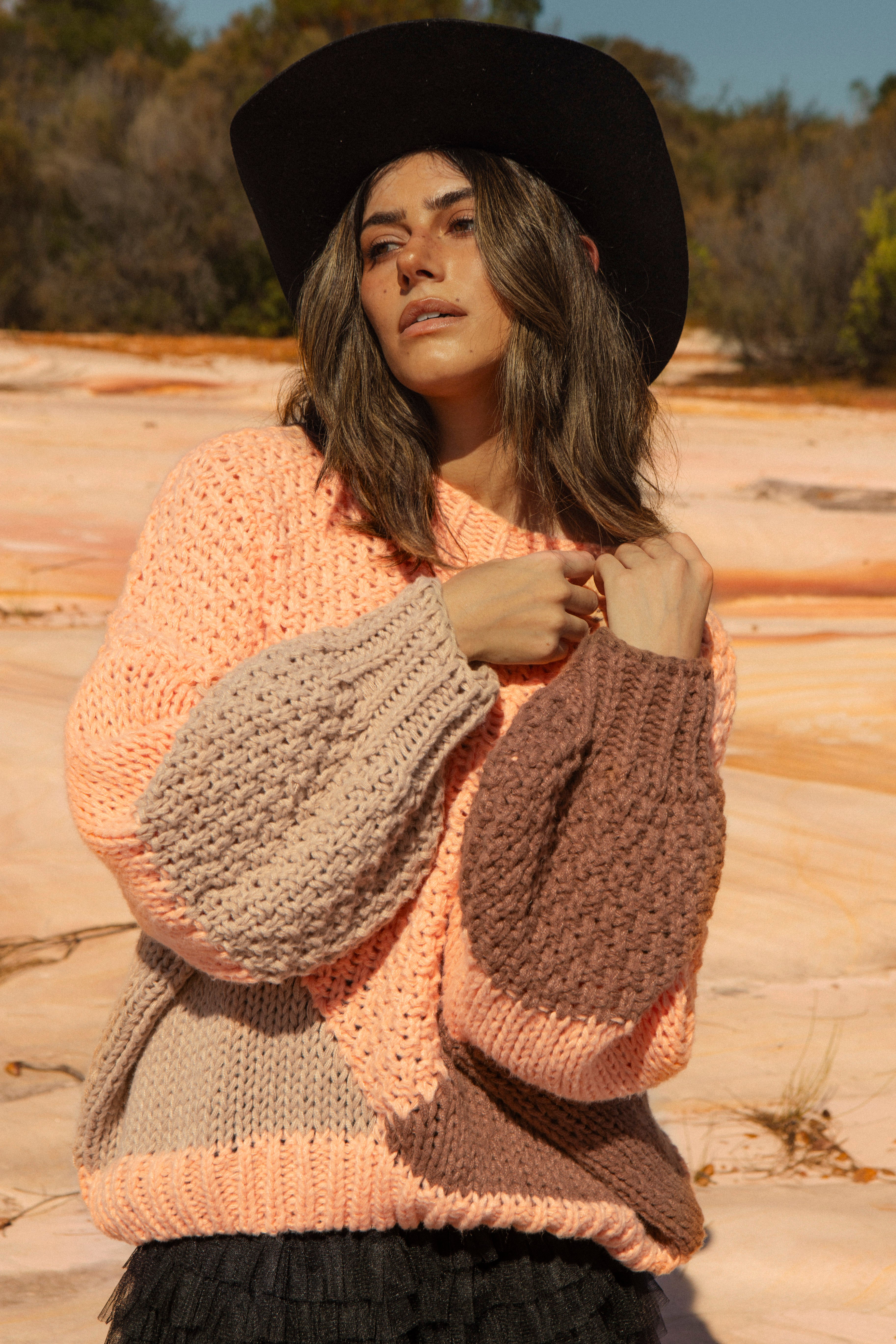 Wrangler Knit Dune. Chunky knit sweater in contrasting geometric pattern.