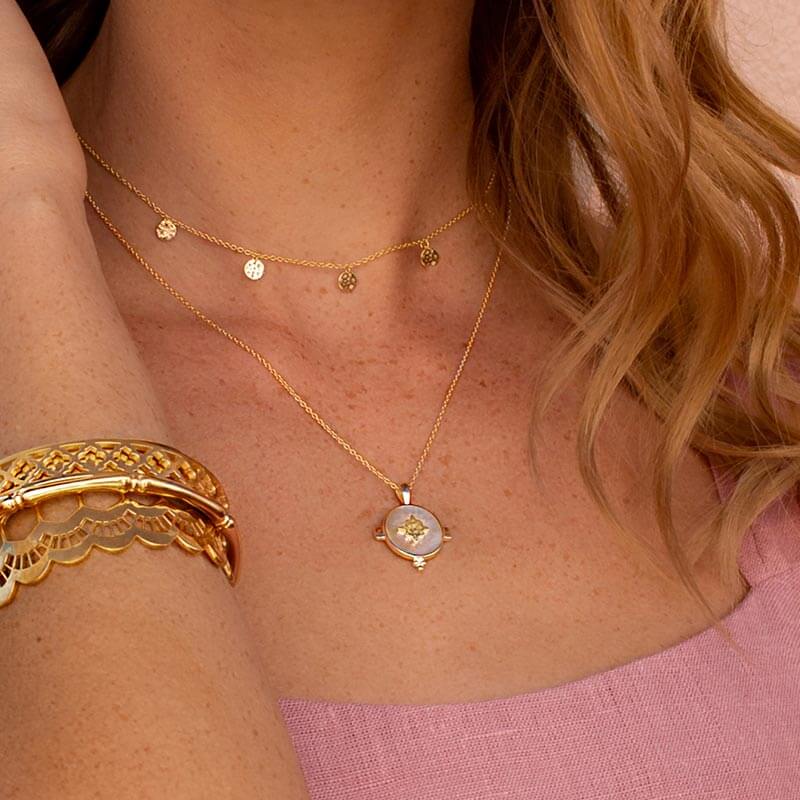 Oval Necklace with Mother of Pearl in 18kt yellow Gold